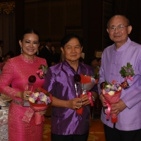 นายสนั่น ธรรมธิ  เข้ารับโล่ประกาศเกียรติคุณ 50 ปีไทยนิวส์ 50 คนเด่น